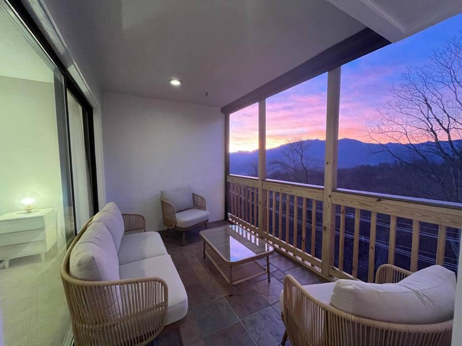 Villa Lux Retro Getaway W/ Ober & Smoky Mtn Views! Gatlinburg Exterior foto
